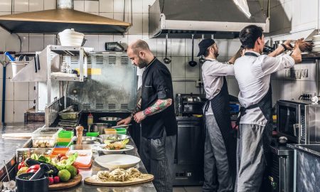 Cocineros profesionales que trabajan eficazmente gracias a una gran organización hostelera