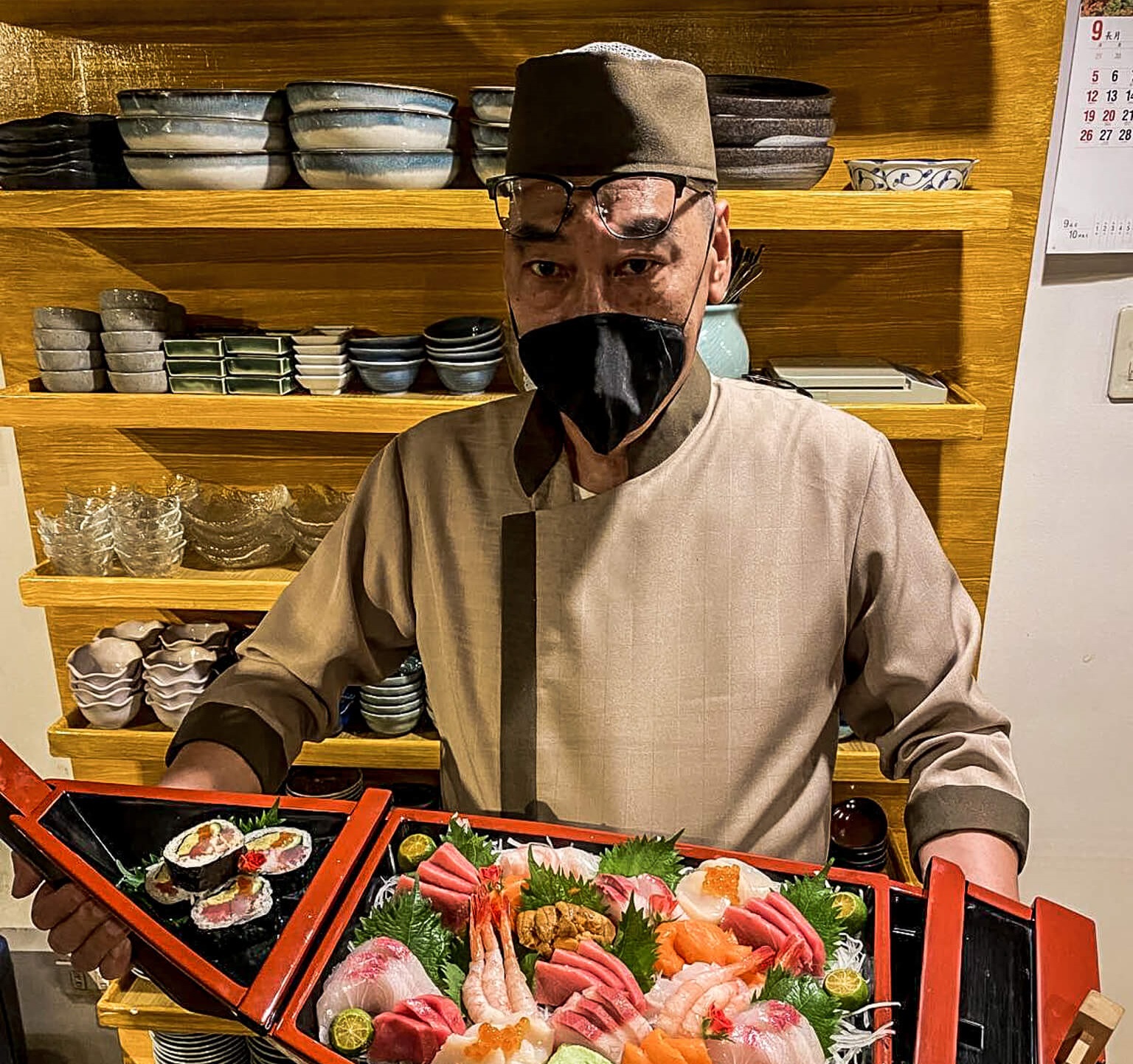 J. Gamboa mit einer großen Platte an frischen Meeresfrüchten