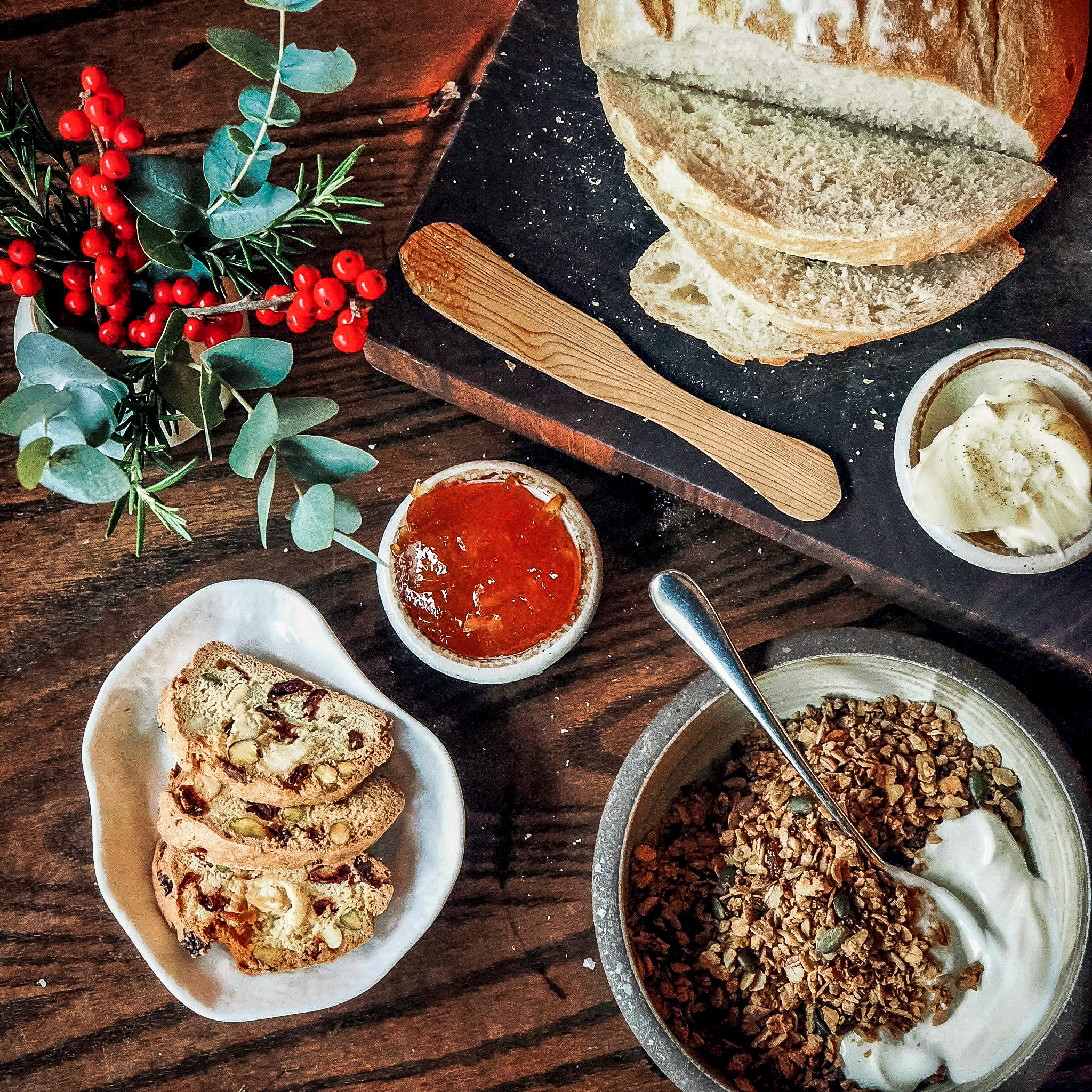 Inhalt der fleischlosen Mitnehm-Box von Vanderlyle mit festlichen Leckerbissen für ein fleischloses Weihnachtsmenü