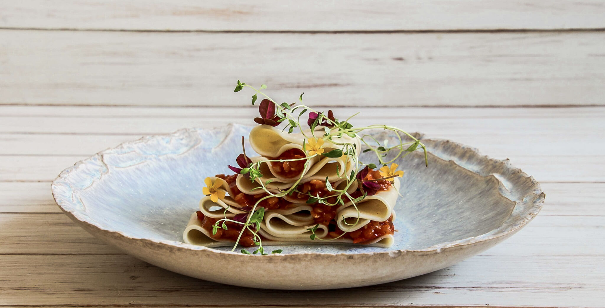 Tillthemsida: Pasta Kreation mit kleinen Blüten von Tora Olsson