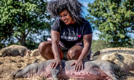 Mujer con camiseta de Veganuary comprometida con el bienestar animal.