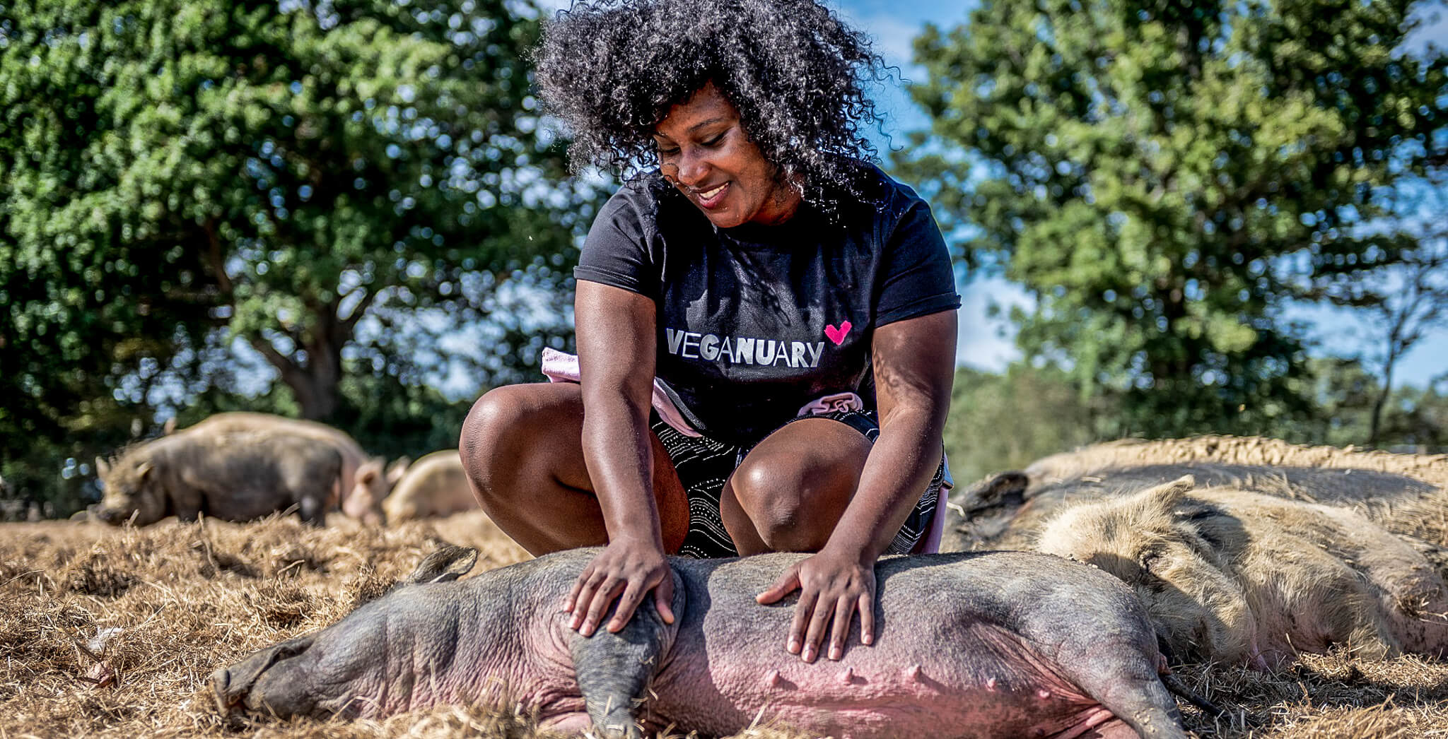 Frau mit Veganuary T-Shirt engagiert sich für Tierwohl.