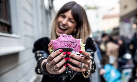 Farbenfroher pinker Cherry-Bomb-Burger von Flower Burger