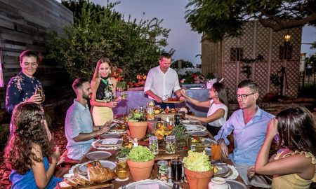 Gäste im Jumeirah in Dubai -das seine Gäste mit Salat, Blattgemüse und Kräutern aus dem eigenen hydrophonischen System versorgt
