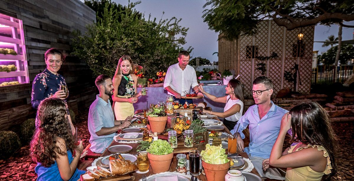 Gäste im Jumeirah in Dubai -das seine Gäste mit Salat, Blattgemüse und Kräutern aus dem eigenen hydrophonischen System versorgt