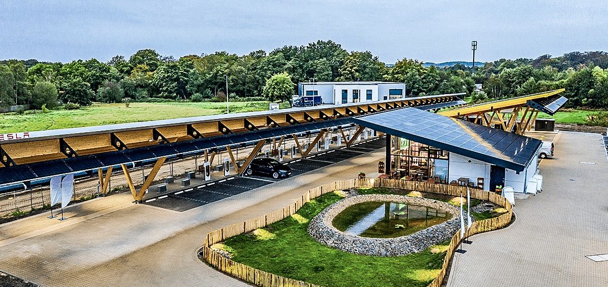 Loading park offering more convenience to customers and a high-quality gastronomic offer in comparison to classical fueling station. 