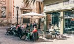 Los clientes utilizan los servicios de restauración al aire libre de un restaurante