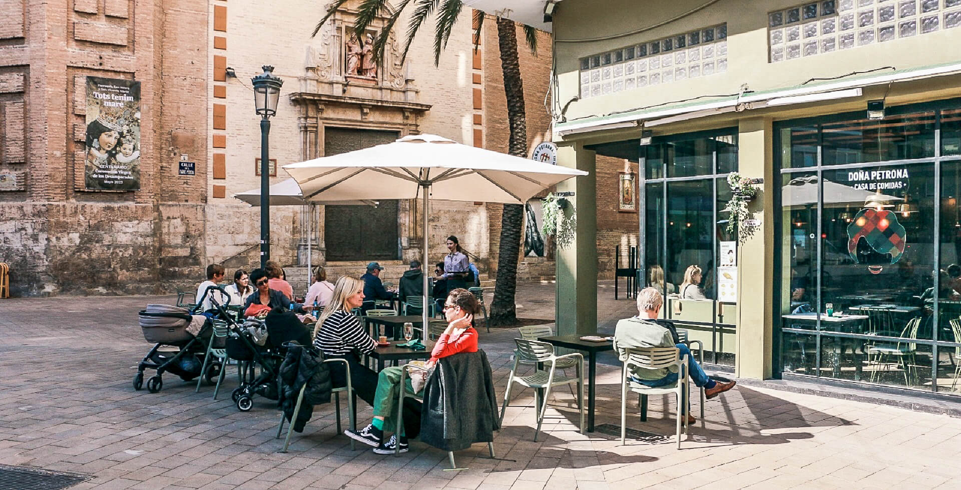 Customers sitting in the outdoor dining area of the restaurant Doña Petrona in Valencia.