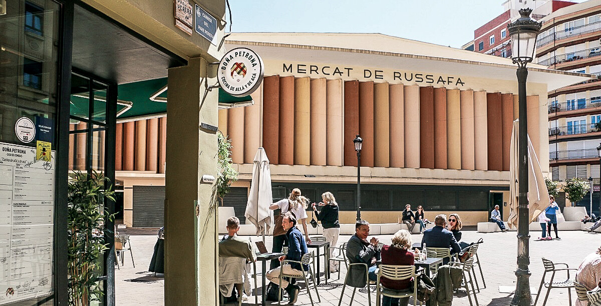 Außengastronomiebereich des Doña Petrona in Valencia mit ausreichend Platz und wetterfestem Mobiliar.