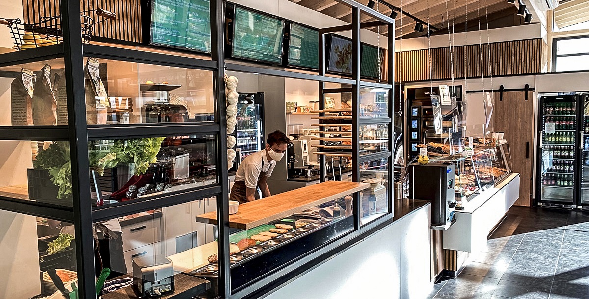 Gastronomic offer at the e-filling station of Seed & Greet: breakfast variations, pizzas, ofinis, tartes and salad bowls as well as organic coffee and tea specialties .
