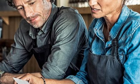 Restaurantbesitzer diskutieren dynamische Preise in ihrem Restaurant
