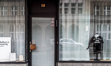 Fassade des Restaurants Nobelhart & Schmutzig mit dem Fotoverbot Schild