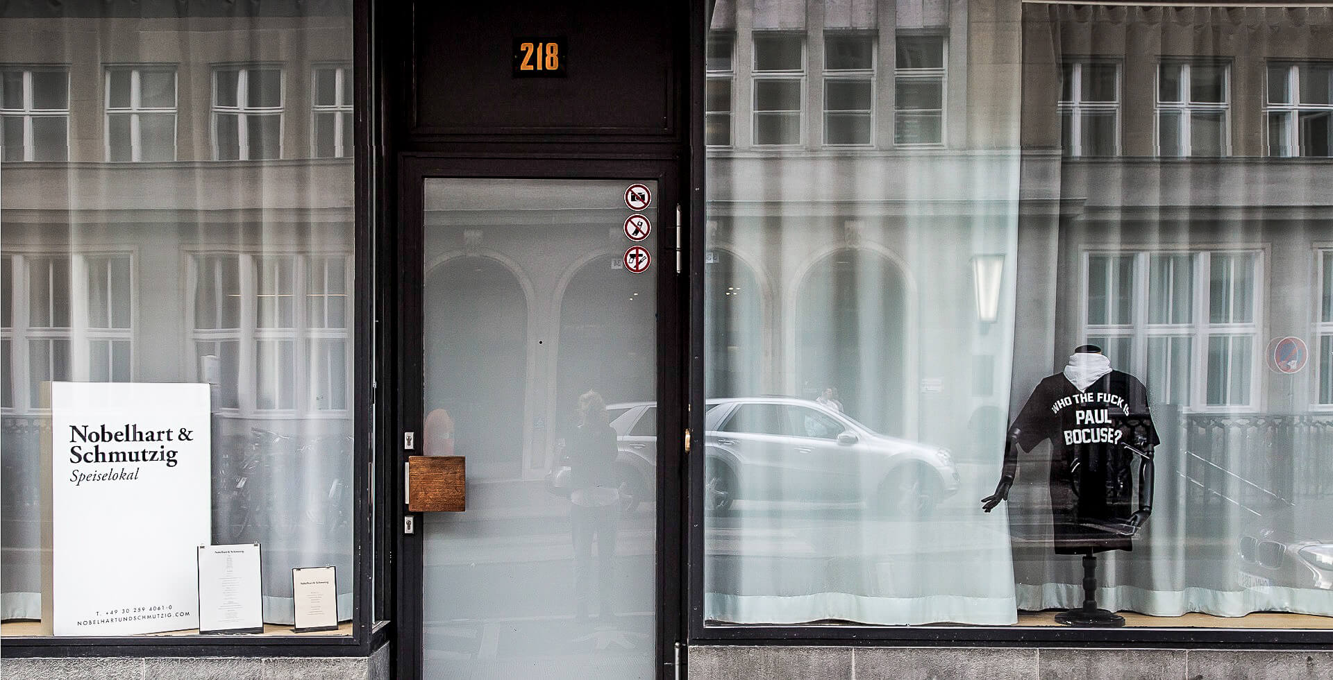 Fassade des Restaurants Nobelhart & Schmutzig mit dem Fotoverbot Schild