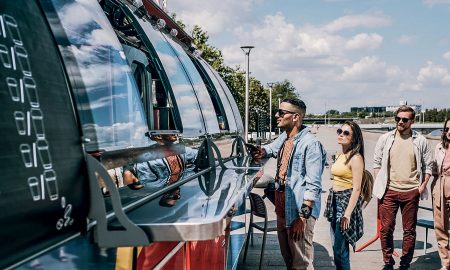 Kunden warten vor einem Foodtruck auf ihr Essen