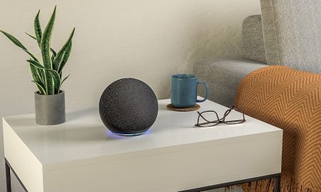 Alexa for Hospitality auf einem Nachtkästchen im Hotel