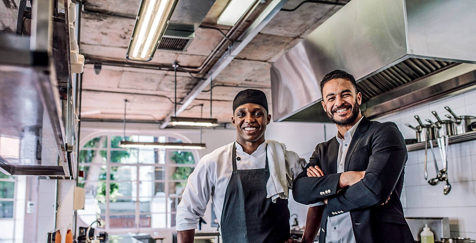 Chef y dueño de restaurante en una cocina sostenible.