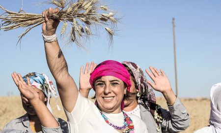 Ebru Baybara Demir mit anderen Frauen im Hintergrund.
