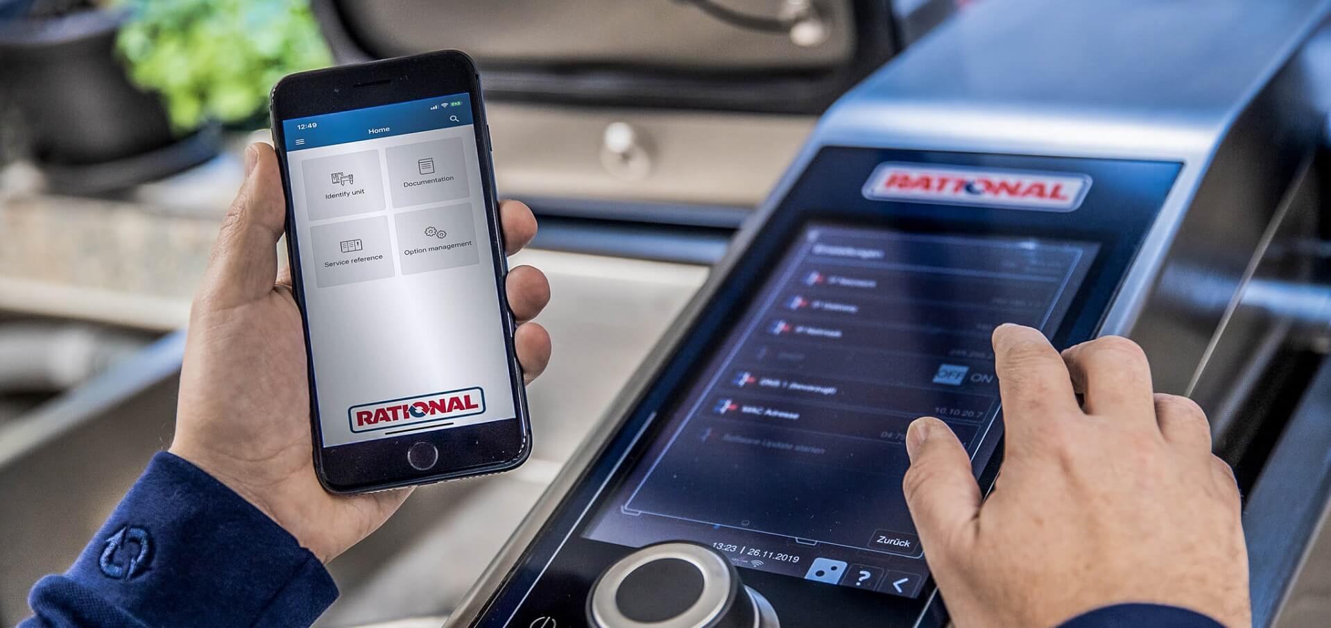Technischer Service via App vor einem iVario.