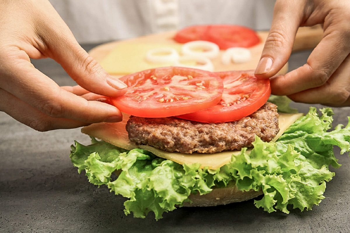 Cheeseburger der frisch zubereitet wird.