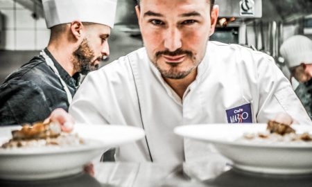 Sylvain Crepet, jefe de cocina del Caffe Mazzo, sirve dos platos preparados.