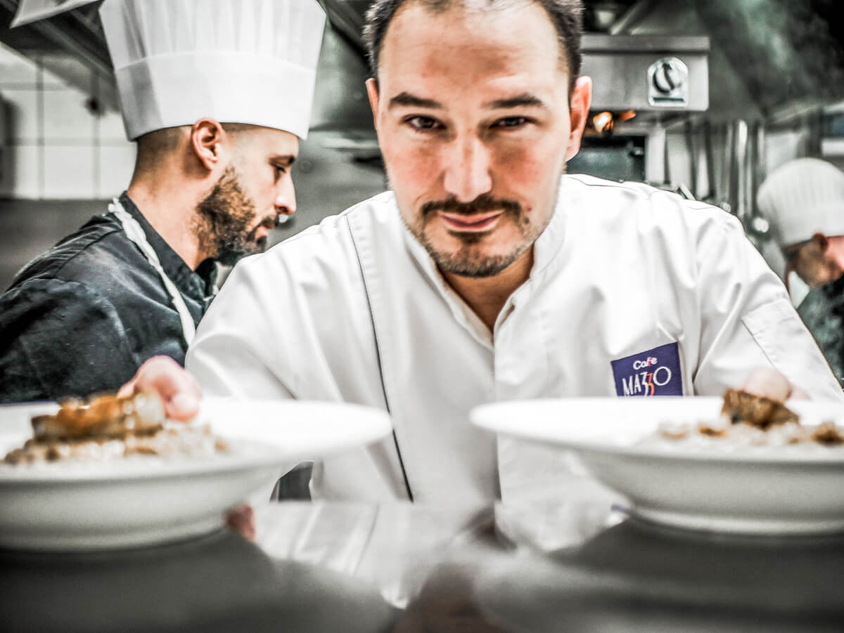 Sylvain Crepet, Küchenchef im Caffe Mazzo serviert zwei fertige Gerichte.