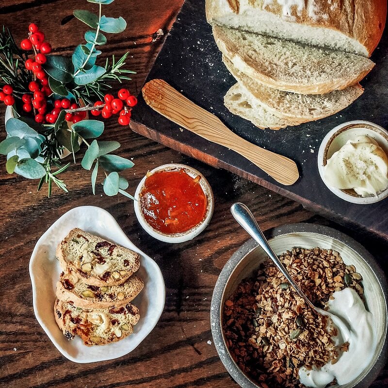 Contents of the meat-free takeaway box from Vanderlyle with festive delicacies for a Christmas menu without meat