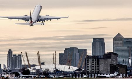 Flugzeug über einer Stadt