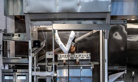 robot working in automated restaurants