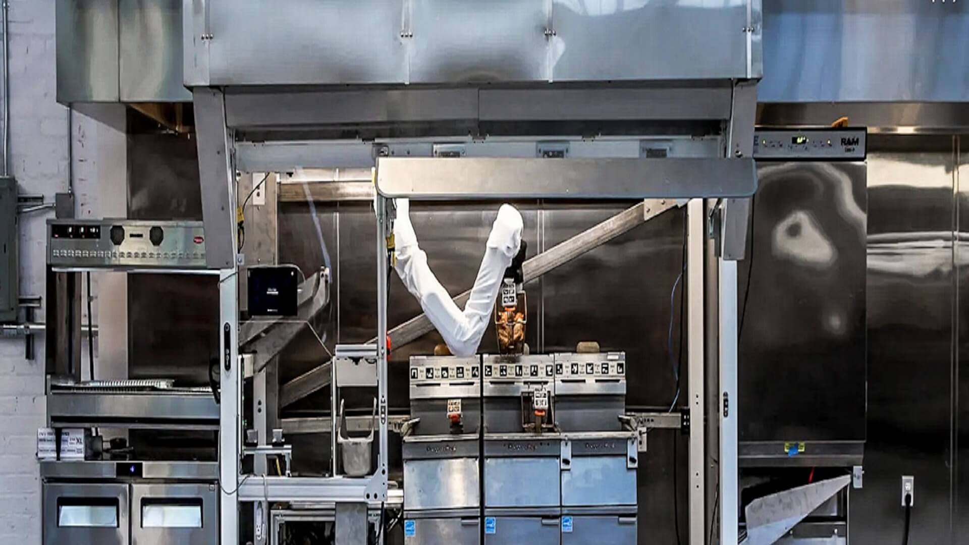 robot working in automated restaurants