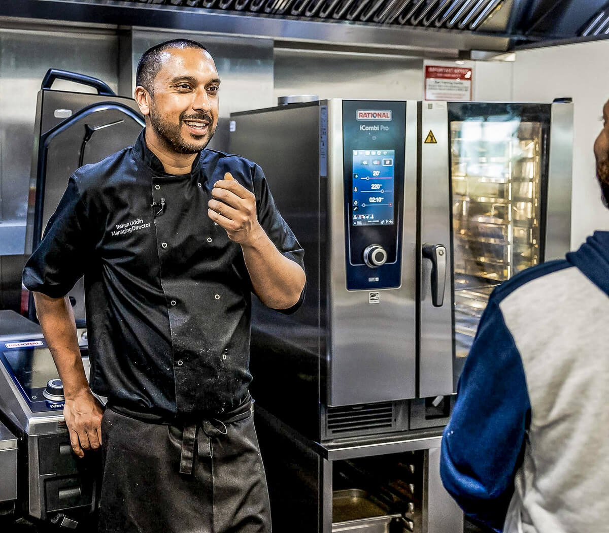 Rehan Uddin es la figura de una nueva generación y muestra cómo preparar la comida de forma rápida y eficaz con los modernos aparatos de cocina.