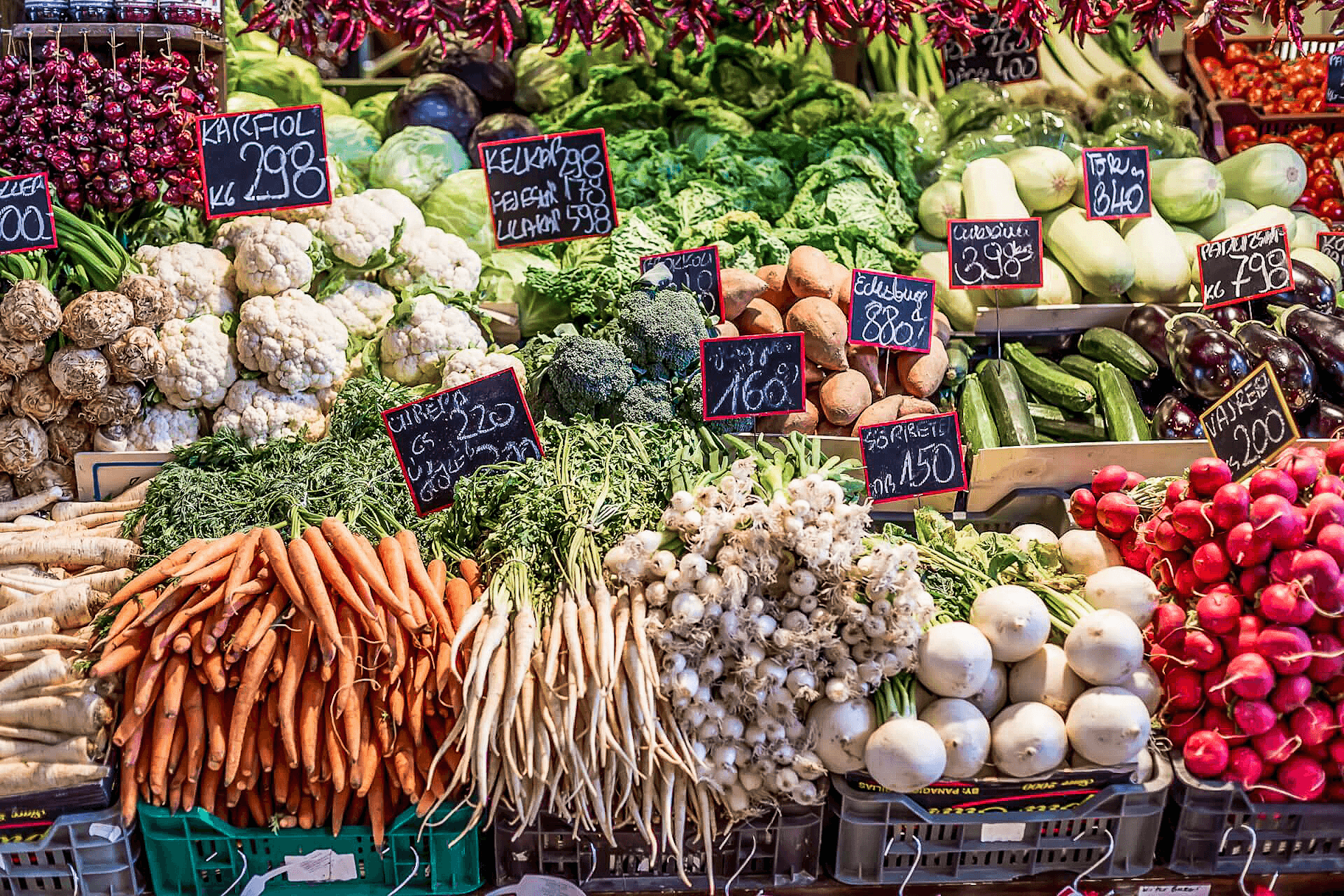 Regional and seasonal vegetables for a sustainable menu at a market.