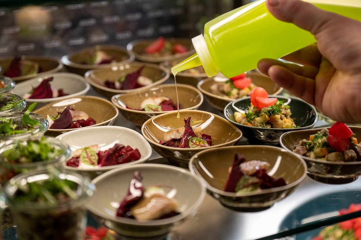 Kleine Appetizer in Schüsseln werden angerichtet