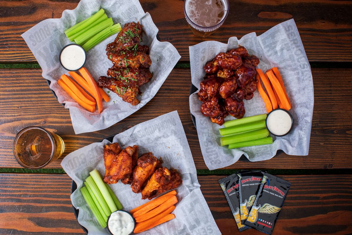 Chicken wings and vegetables - a classic dish for franchise chains