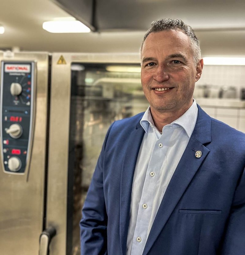 Markus Gollus steht vor einem Rational Kombidämpfer