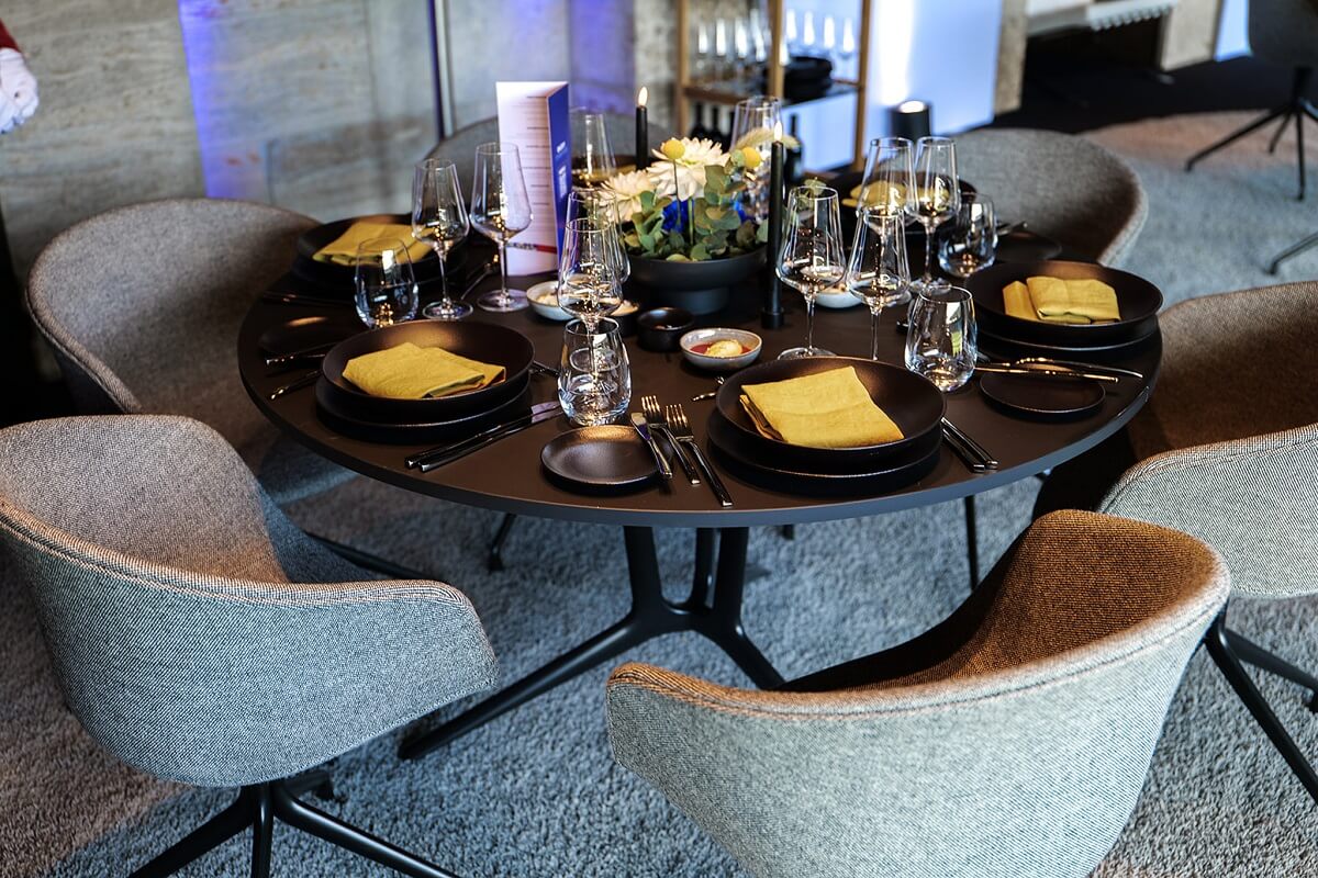 Ein gedeckter Tisch in der Lounge der Uefa Euro Lounge in Berlin 