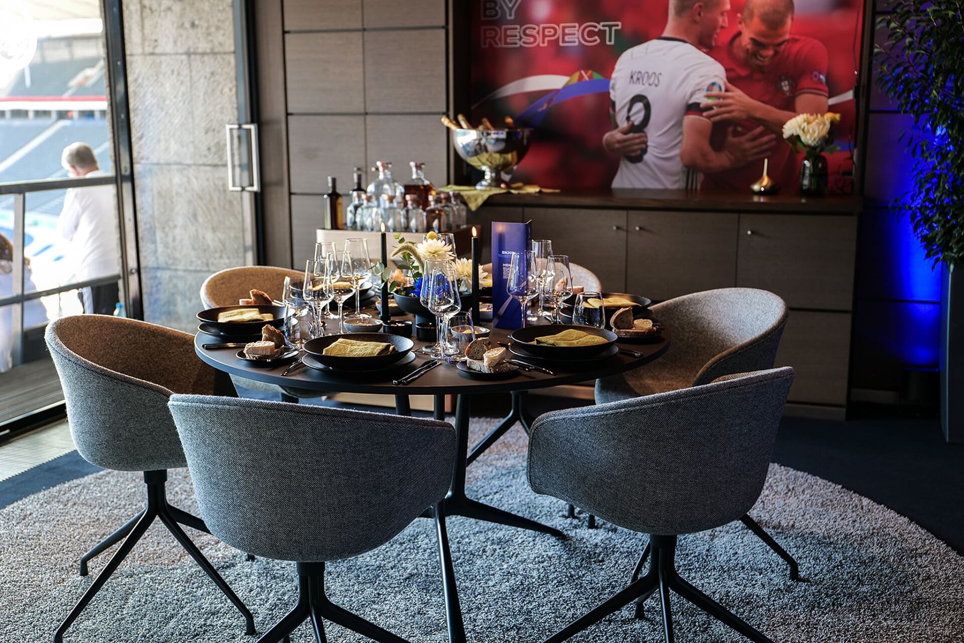 Ein gedeckter Tisch in der Uefa Euro Lounge in Berlin 