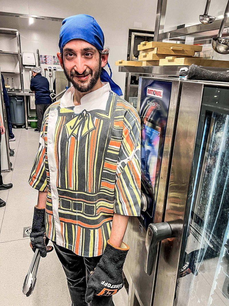 Uno de los empleados del restaurante Alamesa, que da trabajo a personas con discapacidad.
