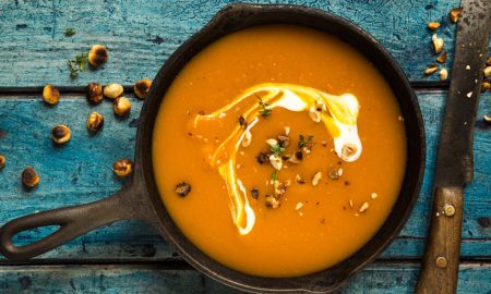 angerichtete Kürbissuppe zu Halloween