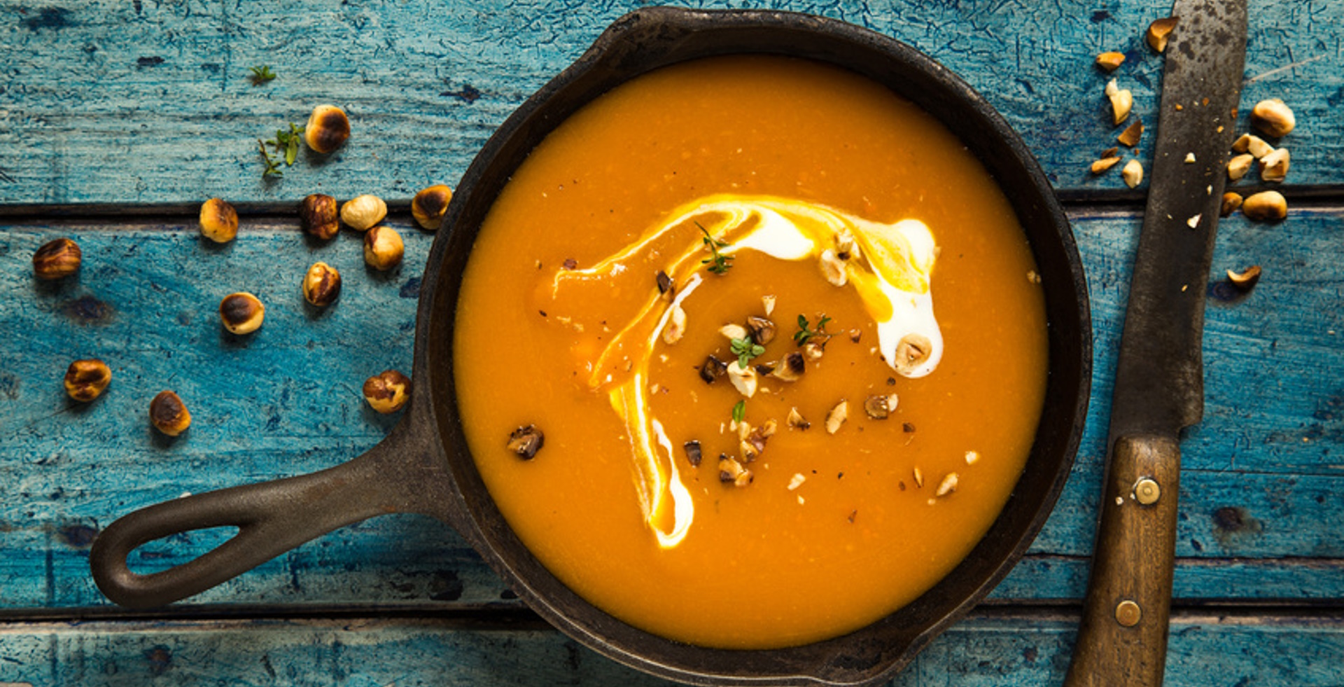 angerichtete Kürbissuppe zu Halloween