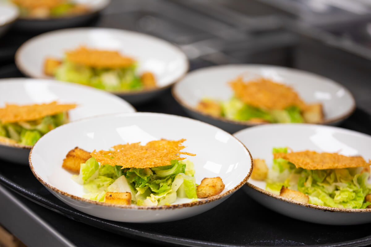 Caesar Salad auf Tellern angerichtet