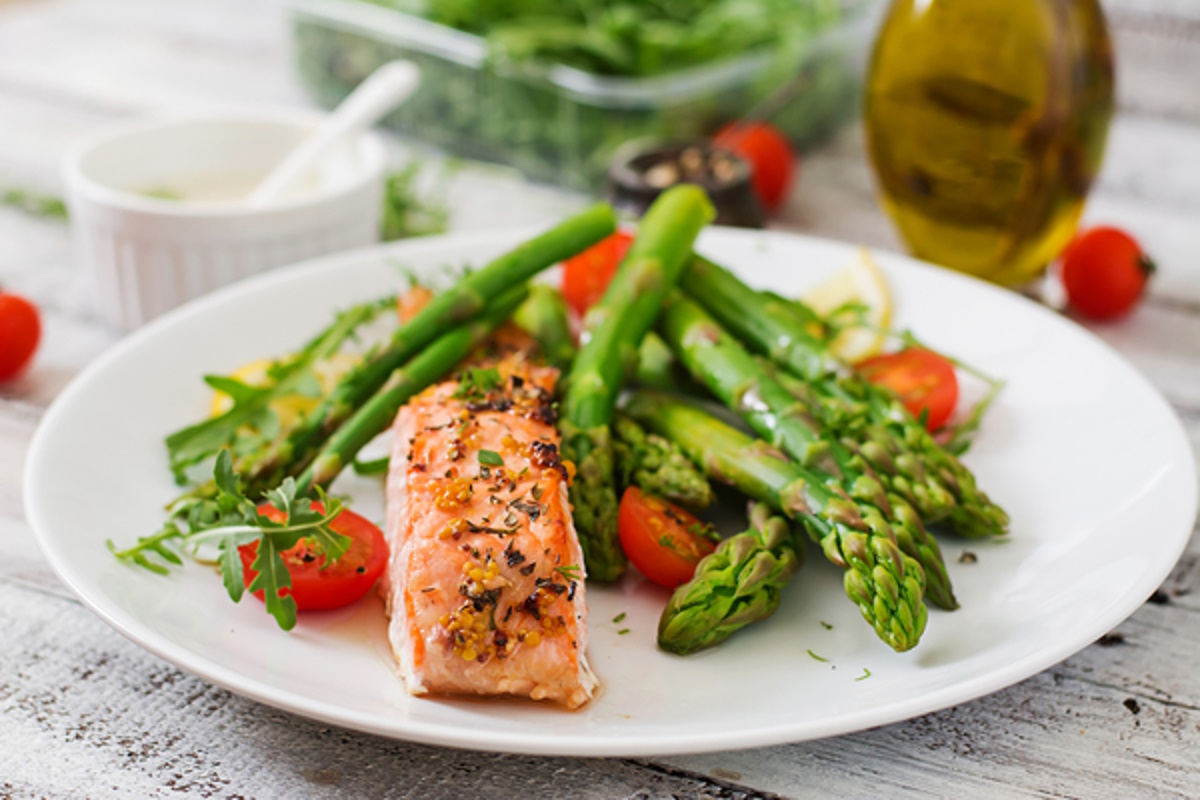 Gebratener Lachs mit Spargel und Tomaten