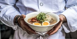 angerichtete Ramen in den Händen des Ramengottes Ivan