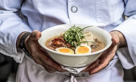 angerichtete Ramen in den Händen des Ramengottes Ivan
