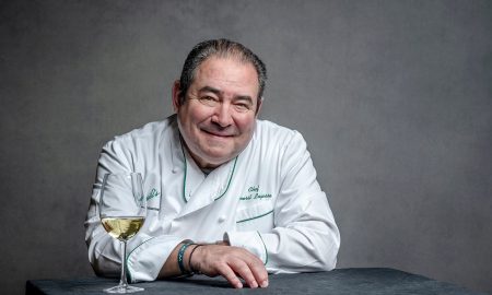 Portait von Emeril Lagasse mit einem Weinglas vor ihm