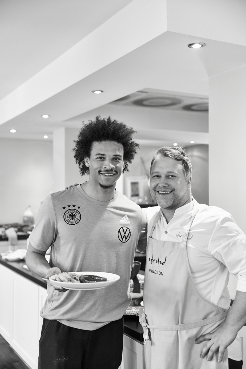 Sternekoch Anton Schmaus mit DFB-Spieler Leroy Sané.