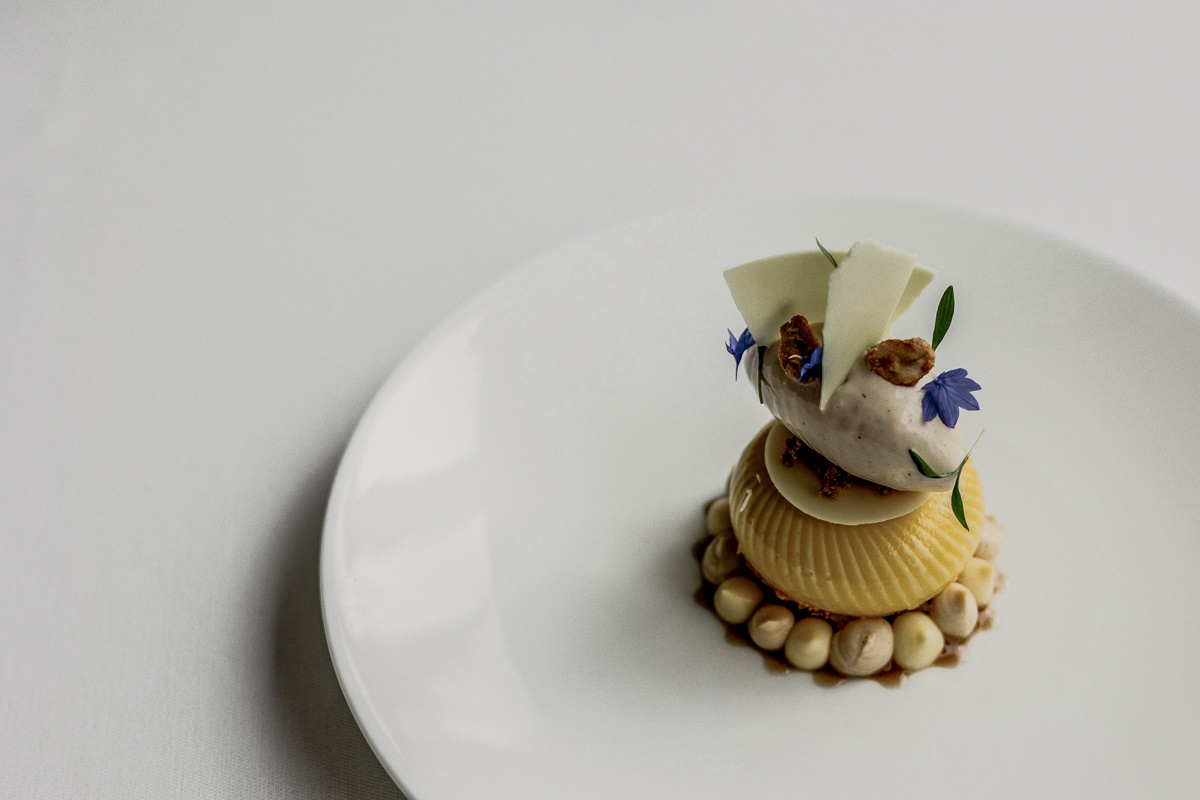 Angerichtetes Essen im Sternerestaurant von Anton Schmaus