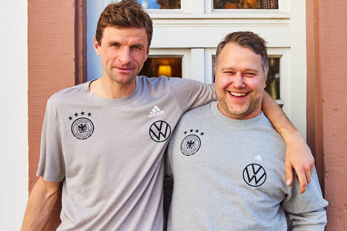 Fußballspieler Thomas Müller mit Sternekoch Anton Schmaus.