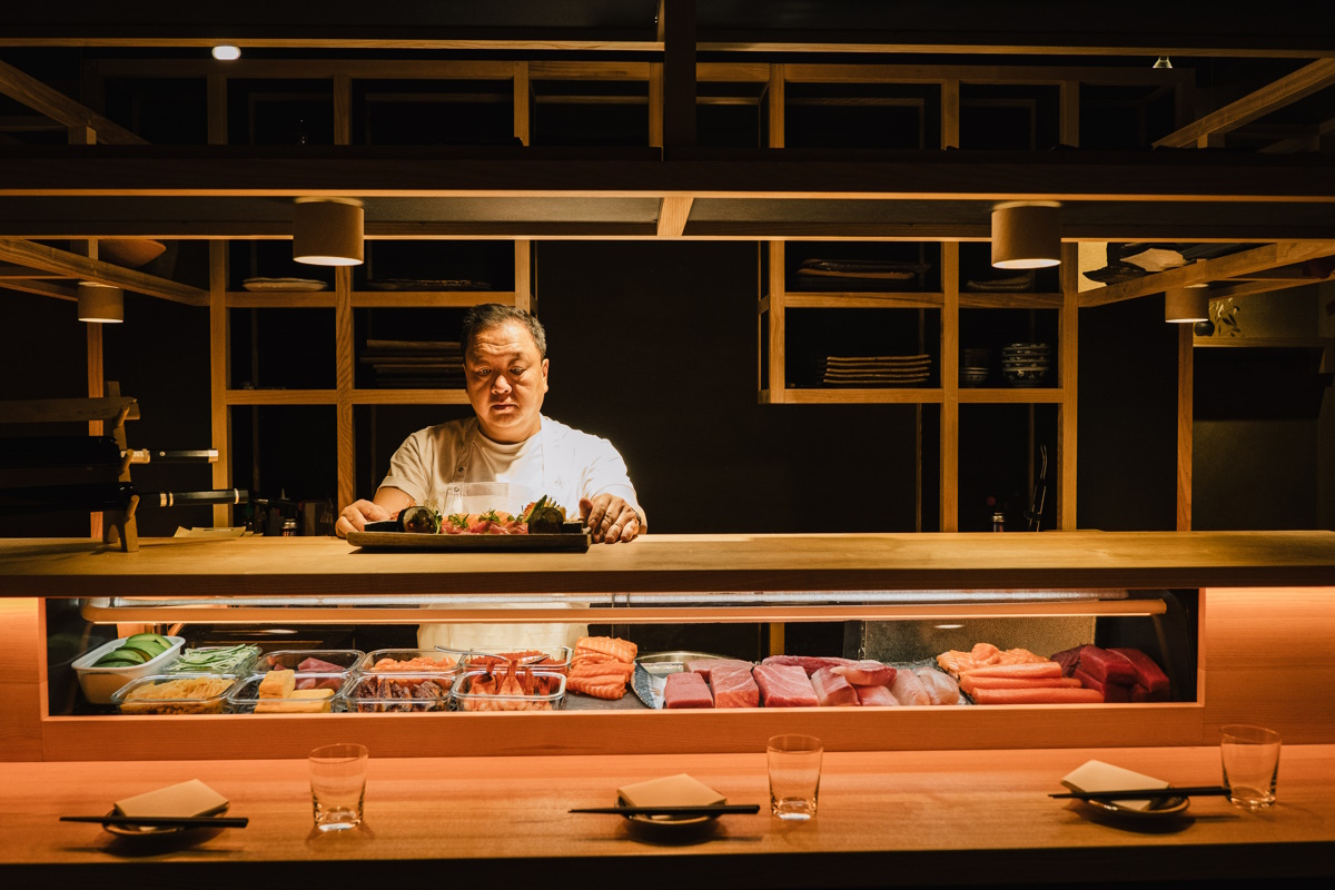 Showküche, in der frisches Sushi zubereitet wird von Koch Duc Ngo.