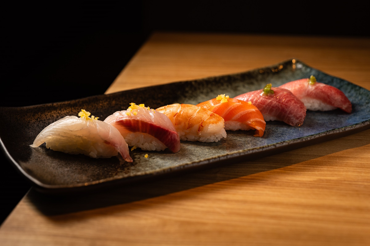 Nigri Sushi angerichtet auf einer Platte im Restaurant Kuchi.