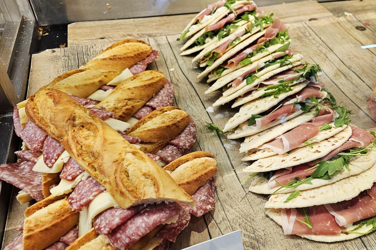 Bäckerie Snacks in der Theke - Baguette und Wraps.